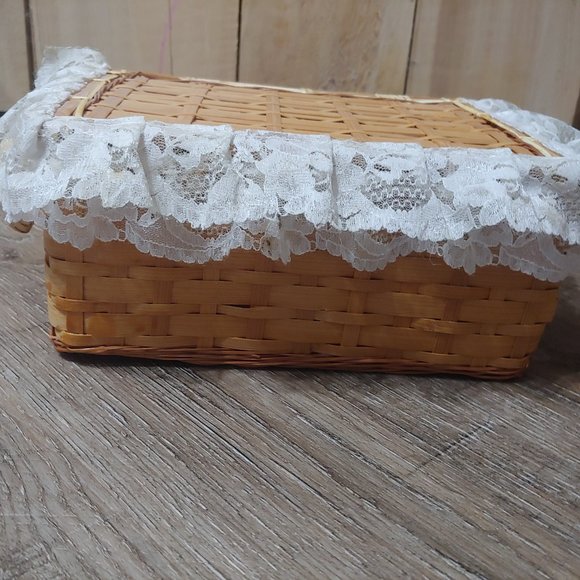 Sewing basket plus pin cushions. - Picture 4 of 16